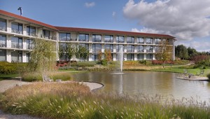 Hotel vanaf de vijver